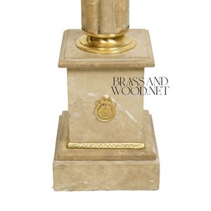 Pedestal de Mármol Travertino Beige Clásico con Capitel de Latón Corintio y Columna Acanalada - Product Image 5