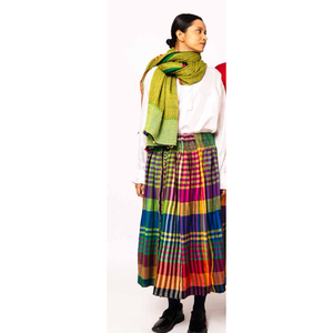 FOLKLORE 109 Envoltura de lana con diseño Green Meadow, accesorio cómodo y elegante - Product Image 2