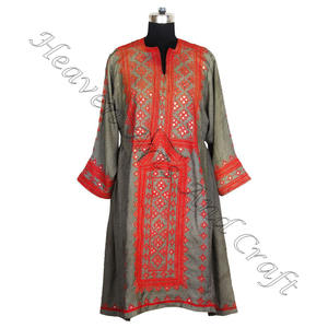 Vraie robe en soie tribale brodée robe BDR019 Vintage bohème du fournisseur indien Vintage fait à la main bohème Banjara robe - Product Image 5