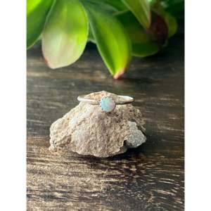 Anillo de Plata de Ley Hecho a Mano por los Navajo, Obra de Arte Cultural Coleccionable con Ópalo Blanco, Talla 4.75 - Product Image 1