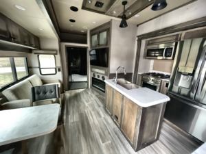 Promotion : Caravane d'occasion 2022 Van Leighs RV Ambition 399TH, légère, étanche, avec quinzième roue, capacité de couchage pour 2 personnes - Product Image 2