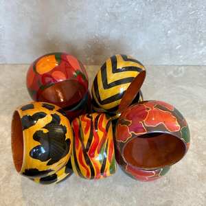 Brazaletes de resina hechos a mano con un hermoso material incrustado flores secas, perlas, purpurina, piedras, disponibles en varios colores - Product Image 1