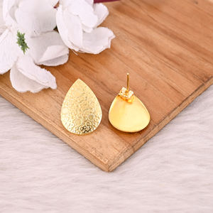 Pendientes de Botón Lisos de Latón Chapado en Oro de Alta Calidad, Pendientes Texturizados Hechos a Mano, Pendientes de Botón de Latón Chapado en Oro para Fiestas Casuales - Product Image 4