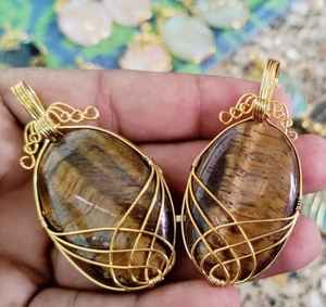 Colgante Oval de Ojo de Tigre Natural con Collar de Cristal Curativo Envuelto en Alambre Hecho a Mano Joyería de Piedras Preciosas - Product Image 1