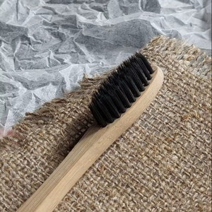 Venta caliente 2025 Cepillo de dientes de bambú biodegradable Cerdas suaves con infusión de carbón Cepillos de dientes de viaje antibacterianos ecológicos - Product Image 1