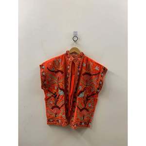 Chaleco de Terciopelo Bordado a Mano Gulbagh, Color Naranja Ember, Prenda Exterior de Primavera con Cinturón y Bordado Vintage en Cuero/Algodón - Product Image 1