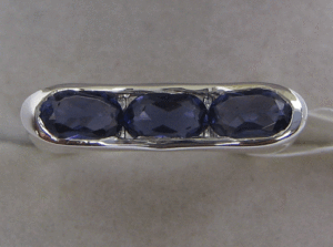 แหวนพลอยไอโอไลต์ธรรมชาติสำหรับผู้หญิงจาก Shah Gems ตัวเรือนเงินแท้ 925 รูปทรงวงรี ประดับอย่างสวยงาม เหมาะสำหรับสวมใส่ทุกวัน - Product Image 2