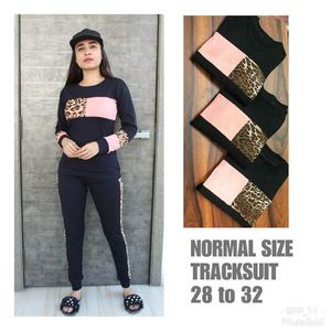 2024 nuevas mallas para correr de nailon ajustadas de cintura alta para mujer, tela de seda tejida con logotipo en relieve de secado rápido, estilo deportivo, sin botones - Product Image 6