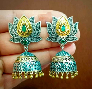 Pendientes colgantes con motivo de loto de doble tono de calidad superior para mujeres y niñas para ropa formal e informal - Product Image 1