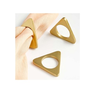 Anneaux de serviette en métal d'inspiration luxueuse, conçus pour sublimer les expériences culinaires grâce à une finition élégante et une forme robuste. - Product Image 5