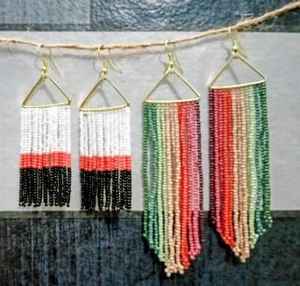 Boucles d'oreilles à crochet multicolores bohèmes chic en perles de rocaille avec franges, bijoux tendance inspirés des tenues de plage, cadeaux au style bohème - Product Image 2