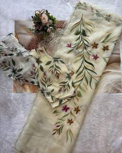 Sari de organza suave para mujer adulta con estampado floral, borde de perlas talladas a mano Dena, bordado de perlas, hecho en India - Product Image 3