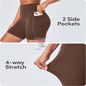 Pantalones cortos de compresión de Yoga de cintura alta Pantalones cortos de cintura elástica transpirable con bolsillos - Product Image 3