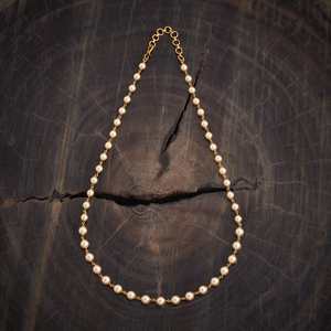 Collar de Perlas Vintage con Cruz - Moderno y Religioso, Perlas de Imitación, Latón Chapado en Oro, Regalo de Boda - Product Image 1