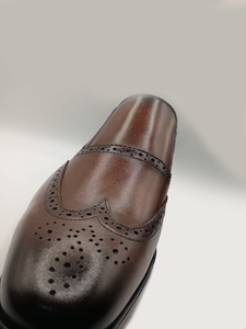 Conjunto de zapatos de cuero marrón premium para hombre, diseñados para brindar durabilidad y un aspecto profesional, con pulido suave y suela cómoda. - Product Image 4