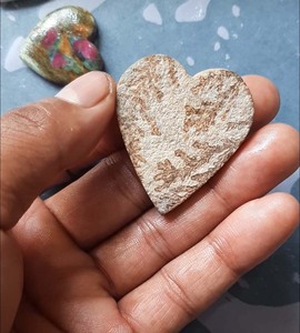 Piedra preciosa en forma de corazón Druzy del desierto de tamaño libre natural para mujer, fabricación de joyas, piedra natal de agosto, joyería espinal para regalo de mujer - Product Image 1