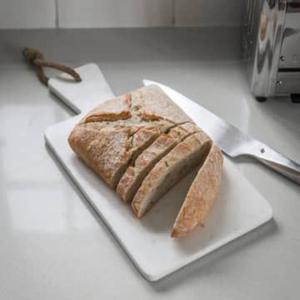 Grande planche à découper en marbre R conçue pour le multitâche dans la cuisine avec amplement d'espace pour divers ingrédients - Product Image 2