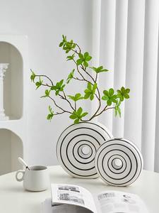 Vase en céramique noire apporte chaleur et personnalité aux intérieurs tout en s'intégrant parfaitement aux styles de design modernes et rustiques. - Product Image 5