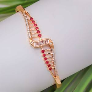 กำไลข้อมือสตรีชุบทองบนสแตนเลส ประดับด้วยเพชรคิวบิกเซอร์โคเนียสีแดง ดีไซน์ทันสมัย คุณภาพสูง ผลิตจากโลหะผสม เหมาะสำหรับงานปาร์ตี้ - Product Image 1