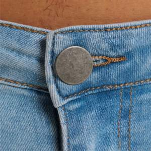 กางเกงยีนส์ยืดเข้ารูปสีฟ้าอ่อนที่เป็นเอกลักษณ์ปรับแต่งได้ด้วยผ้าระดับพรีเมี่ยมเพื่อความสบายและความยืดหยุ่น - Product Image 4