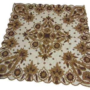 Nappe brodée florale faite à la main élégante couverture de table brodée perlée avec des détails complexes pour manger du café - Product Image 1