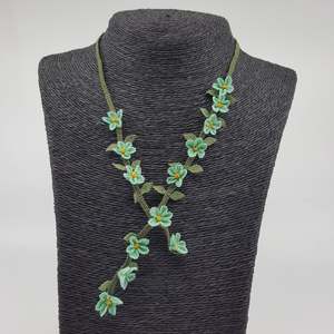 Collar de flores silvestres de encaje de aguja verde marino secuenciado colgantes y dijes de moda - Product Image 1