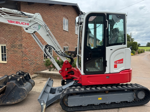 LIVRAISON GRATUITE Mini-excavatrice Takeuchi TB350R, moteur diesel 24,4 CV, cabine fermée, homologuée EPA CE, boîte de vitesses, pompe hydraulique auxiliaire - Product Image 4