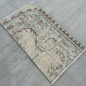 Tapis de 1,5 x 2,6 pieds, tapis turc vintage, tapis oriental en laine vert-brun - Product Image 2