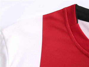 Ensemble d'uniformes de football de haute qualité au design personnalisé Kit de sublimation complet avec logo Maillot de football pour jeunes de style classique - Product Image 3