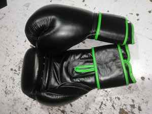 Gants d'entraînement professionnels noirs et dorés en cuir synthétique rembourrés pour la boxe et les entraînements de fitness - Product Image 5