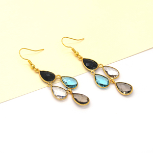 Boucles d'oreilles pendantes bohèmes à fleurs multi-pierres |   Cristal d'onyx noir, quartz bleu, topaze, quartz fumé |   Plaqué or 18 carats sur nickel - Product Image 1
