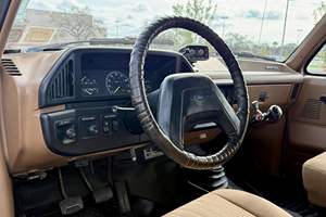 Ford Bronco Eddie Bauer 4x4 de 1987, occasion, boîte manuelle 4 vitesses, moteur V8 5.0 litres, couleur châtain clair, modifications tout-terrain - Product Image 4