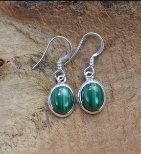 Boucles d'oreilles à tige minimaliste en argent sterling 925 avec motif de paix de style bohème avec pierre précieuse de malachite pour filles - Product Image 2