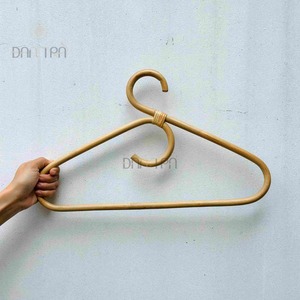Cintres en rotin personnalisés haut de gamme à un seul niveau pour hôtels, 15 pouces, transparents, durables et fins - Product Image 1