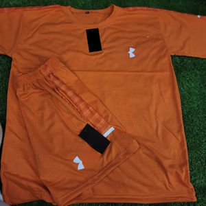 T-shirt en maille respirante personnalisable avec logo sur mesure, style urbain, coupe ajustée, méthodes d'impression sérigraphique et hydrographique, haut de gamme - Product Image 1