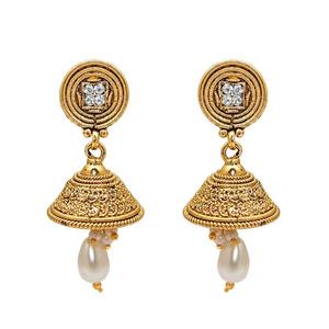 Kriaa ต่างหูแบบคลิปบน Jhumki ชุบทองพร้อมไข่มุกและโมเดล1307618หินออสเตรีย - Product Image 1