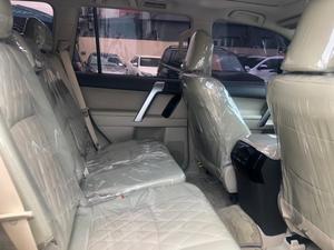 2022 Toyota Prado Diesel SUV con opciones de caja de cambios manual automática Asientos de cuero Cámara trasera R17 Aleación Baca oscura - Product Image 5