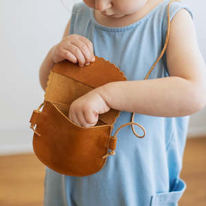 Monedero de Cuero con Borde Festoneado Azul Marino para Niñas Pequeñas, Accesorios Infantiles - Product Image 2