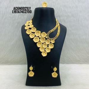 Parure de collier longue avec pendentif fleur et chaîne, plaqué or, bijoux de mariage classiques - Product Image 1