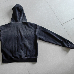 Sweat à capuche oversize en molleton avec broderie de patchs usés, délavage acide, décoloration solaire, séchage rapide, respirant, gris - Product Image 4