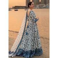 Robe de mariée maxi en mousseline brodée à imprimé floral, coupe trapèze, taille empire, évasée, avec dupatta, par Faiza Saqlain, modèle Hania Amir, la plus virale