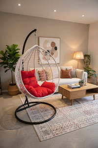 Fauteuil suspendu blanc avec support noir et coussin rouge - Fauteuil balançoire d'extérieur en rotin - Product Image 2