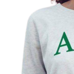 Sudadera con Cuello Redondo y Letras Griegas Arqueadas AKA, Blanca con Letras Griegas Verdes Bordadas Personalizadas, Sudadera con Cuello Redondo para Hermandades - Product Image 2