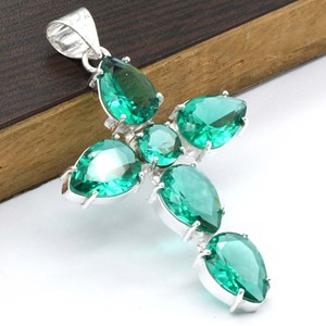 Bijoux en laiton vintage, colliers religieux chrétiens chics avec pendentif en quartz vert en forme de plus et cristaux géométriques assortis - Product Image 3