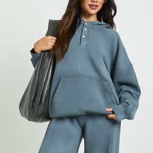Chándal de diseño extragrande para mujer / Material de alta calidad con diseño de jersey y cierre de botones, con bolsillos tipo canguro y logotipo - Product Image 2