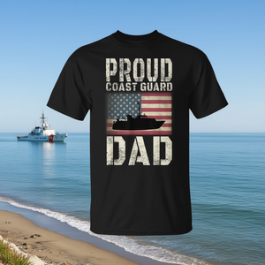 Il papà della Guardia Costiera indossa con orgoglio questa maglietta con bandiera americana USCG, una maglietta promozionale elegante - Product Image 3