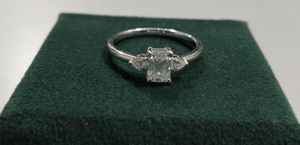 Anillo de Compromiso, Promesa o Boda de Plata 925 con Baño de Rodio Original, Moderno, con 3 Circonitas Corte Esmeralda, Regalo de Aniversario - Product Image 3