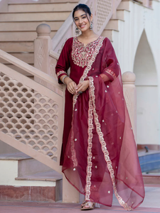 Colección de Kurti de viscosa y rayón de diseñador para mujer al por mayor, con pantalón y dupatta, ideal para fiestas. - Product Image 3