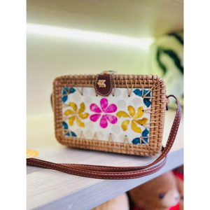 Sac en rotin de luxe incrusté de nacre, tendance 2026, sac à main naturel tressé à la main pour les vacances d'été, les tenues de villégiature et les défilés de mode - Product Image 1