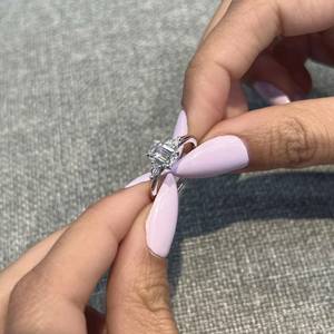 Anillo de Compromiso, Promesa o Boda de Plata 925 con Baño de Rodio Original, Moderno, con 3 Circonitas Corte Esmeralda, Regalo de Aniversario - Product Image 6